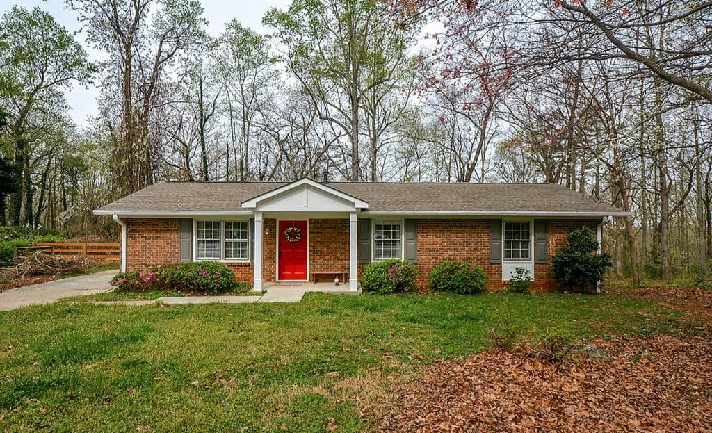 3 bedroom, 1,225 sq ft single family residence sold at 165 W Lake Drive, Roswell, GA 30075
