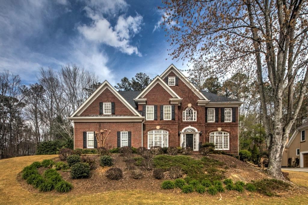 5 bedroom, 4,692 sq ft single family residence sold at 9040 Nesbit Lakes Drive, Alpharetta, GA 30022
