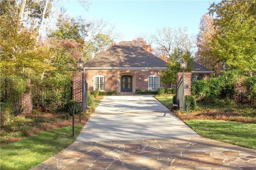 4 bedroom, 3,866 sq ft single family residence sold at 4139 Flintlock Road, Atlanta, GA 30327