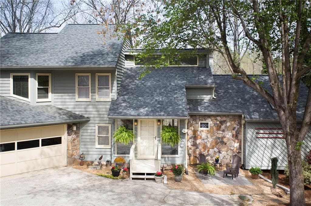 5 bedroom, 4,400 sq ft single family residence sold at 1797 Belshire Court, Roswell, GA 30075
