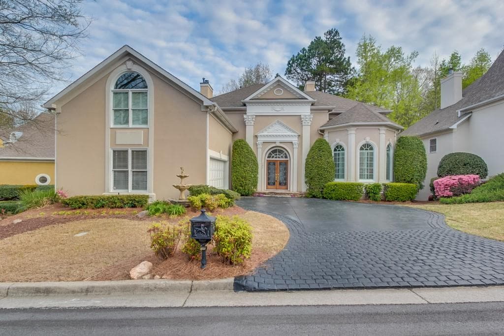 4 bedroom, 3,921 sq ft single family residence sold at 785 Olde Clubs Drive, Alpharetta, GA 30022