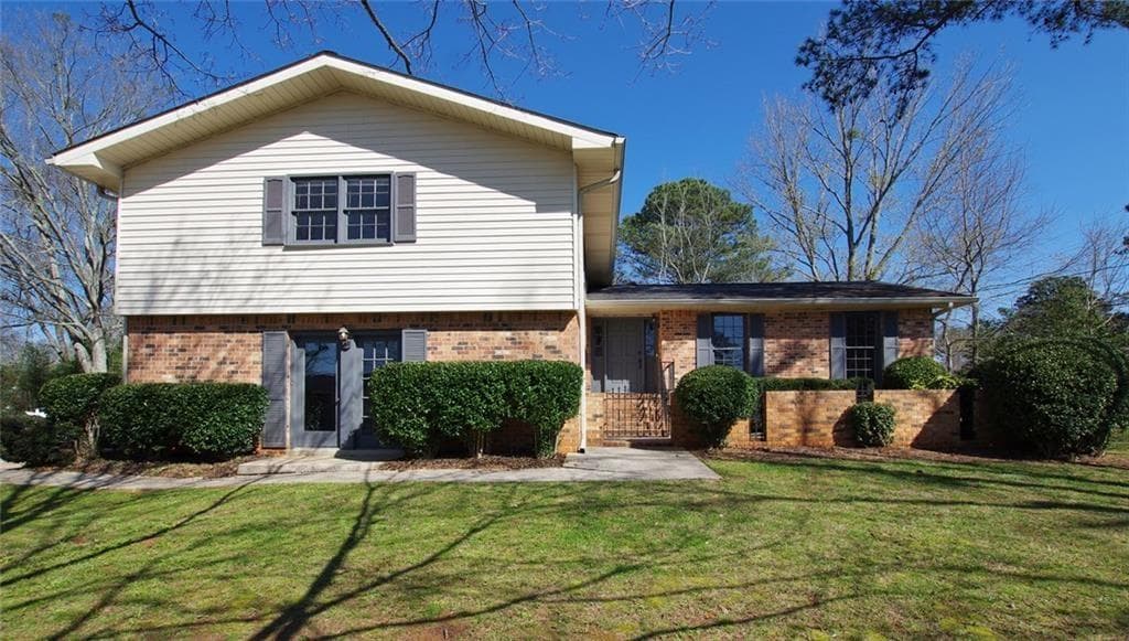 4 bedroom, 1,801 sq ft single family residence sold at 400 Meadowood Drive, Roswell, GA 30075