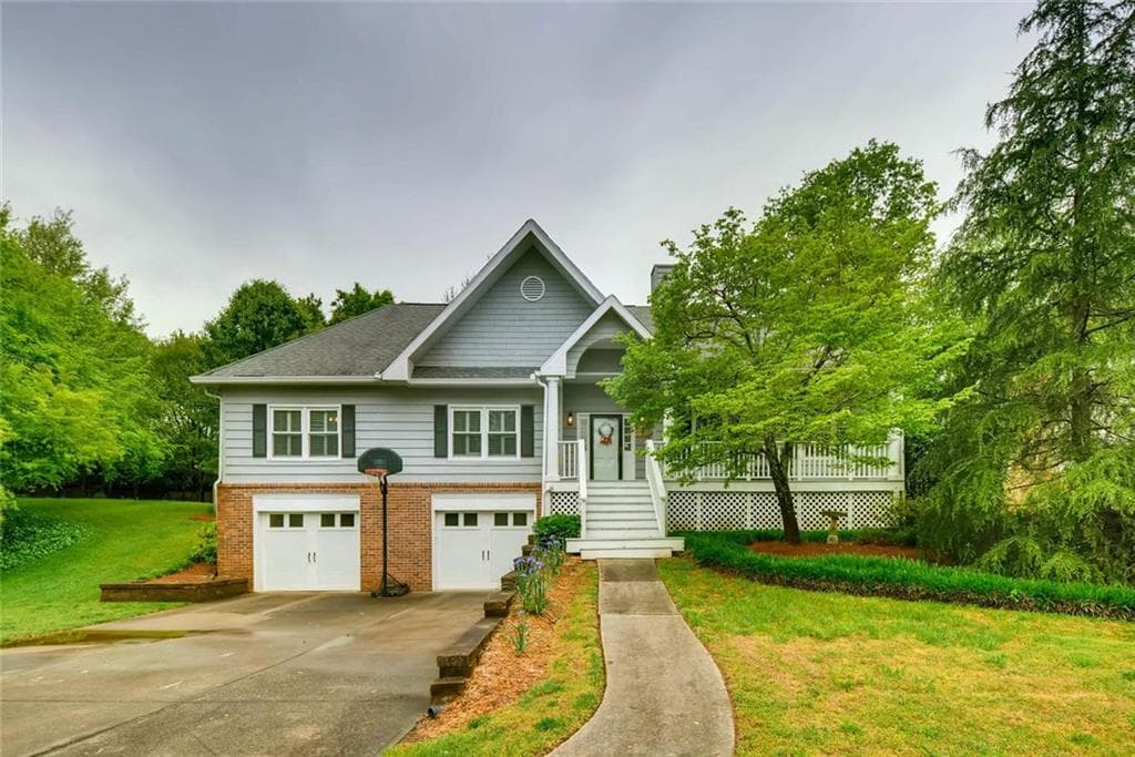 4 bedroom, 2,139 sq ft single family residence sold at 2441 Kingsglen Court, Dunwoody, GA 30360
