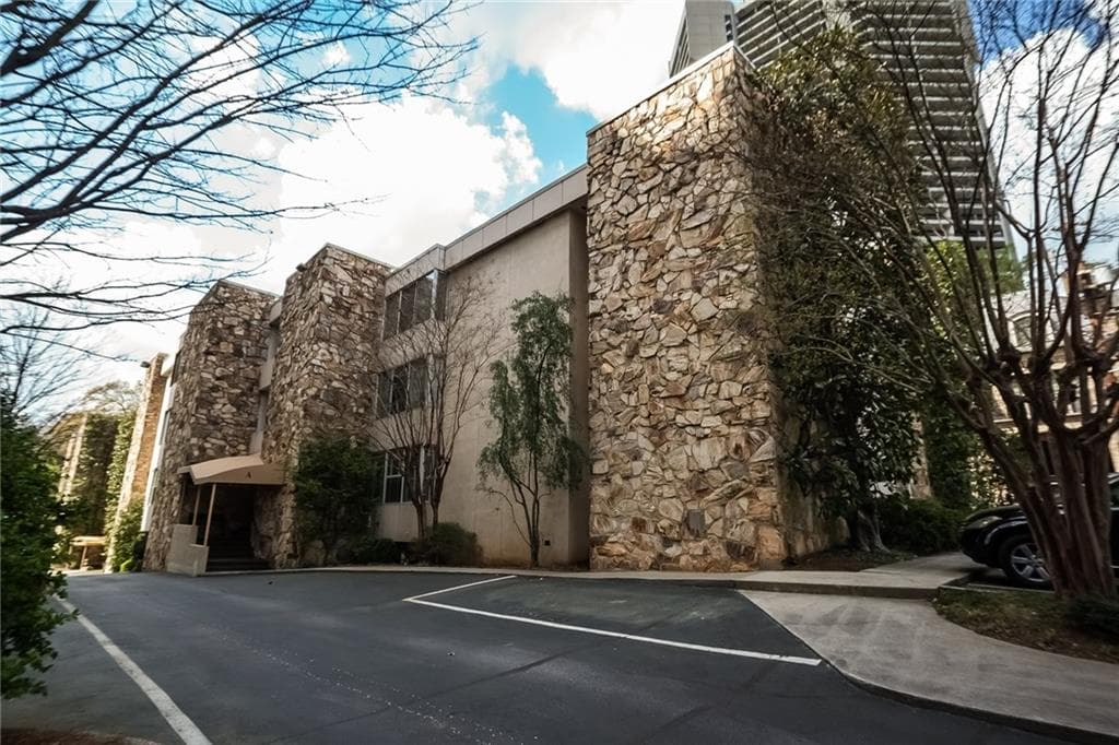 2 bedroom, 1,580 sq ft condominium sold at 2632 Peachtree Road A303, Atlanta, GA 30305
