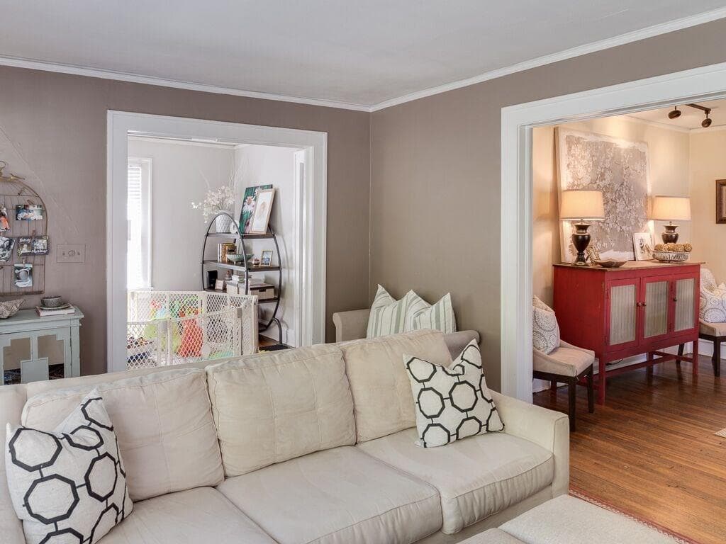 3 bedroom, 1,500 sq ft single family residence sold at 2410 Glenwood Drive, Atlanta, GA 30305