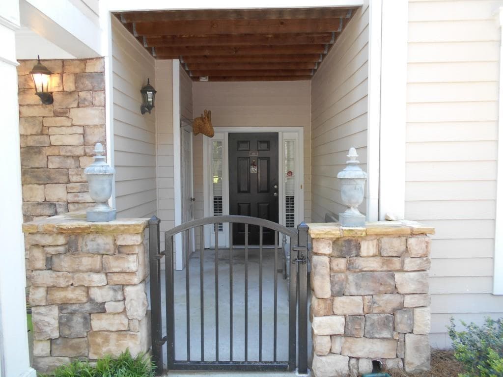 2 bedroom, 1,136 sq ft condominium sold at 2400 Cumberland Parkway 611, Atlanta, GA 30339