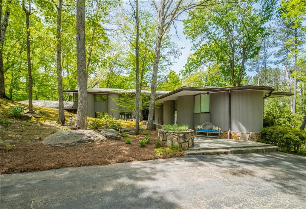 950 Edgewater Drive, Sandy Springs, GA 30328 — most recent listing photo