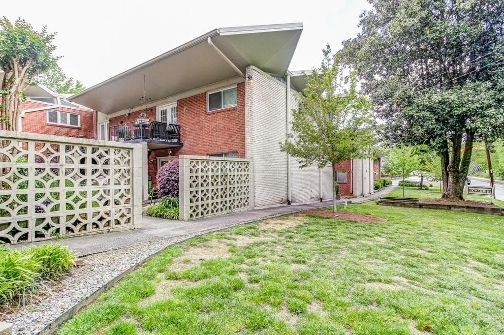 2 bedroom, 840 sq ft condominium sold at 1822 N Rock Springs Road 12, Atlanta, GA 30324