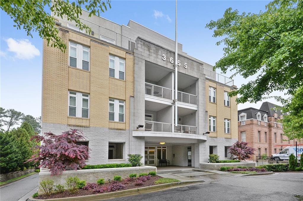 2 bedroom, 1,450 sq ft condominium sold at 3655 Peachtree Road 402, Atlanta, GA 30319