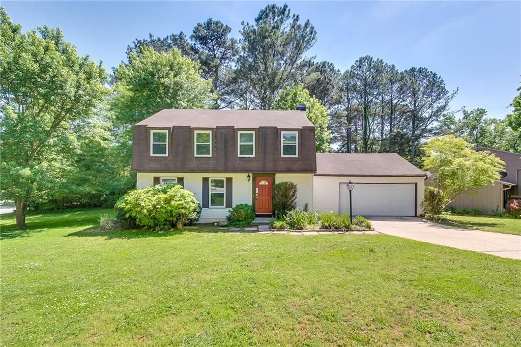 4 bedroom, 1,792 sq ft single family residence sold at 100 N Pond Court, Roswell, GA 30076