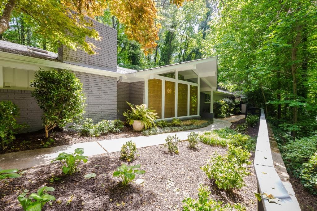 4 bedroom, 3,331 sq ft single family residence sold at 4161 Glen Devon Drive, Atlanta, GA 30327
