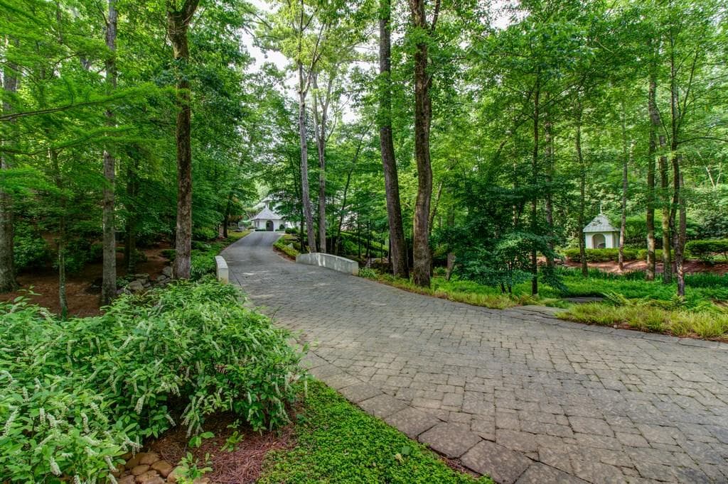 7 bedroom, 6,883 sq ft single family residence sold at 5229 Riverview Road, Atlanta, GA 30327