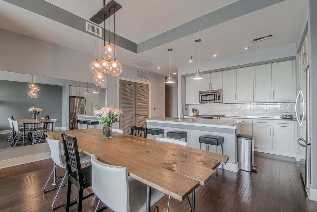 2 bedroom, 1,245 sq ft condominium sold at 1100 Howell Mill Road 408, Atlanta, GA 30318