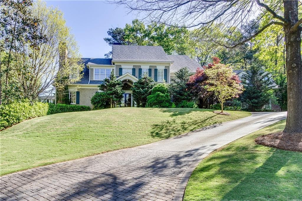 5 bedroom, 9,255 sq ft single family residence sold at 130 Parc Du Chateau, Atlanta, GA 30327