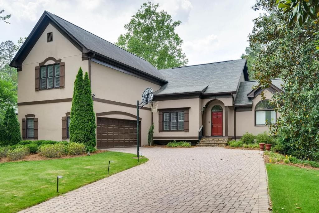 5 bedroom, 3,589 sq ft single family residence sold at 125 Bayvale Court, Sandy Springs, GA 30328