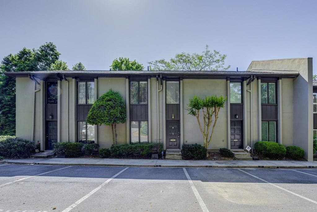 3 bedroom, 1,798 sq ft townhouse sold at 5 IVY Trail, Atlanta, GA 30342