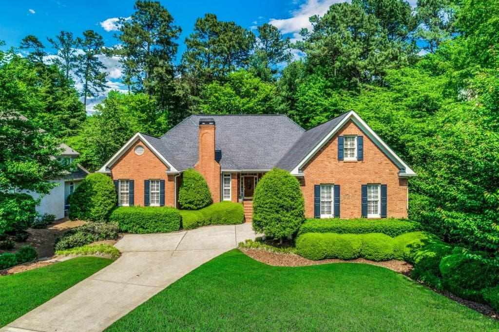 3 bedroom, 2,747 sq ft single family residence sold at 825 Stonehaven Lane, Alpharetta, GA 30005