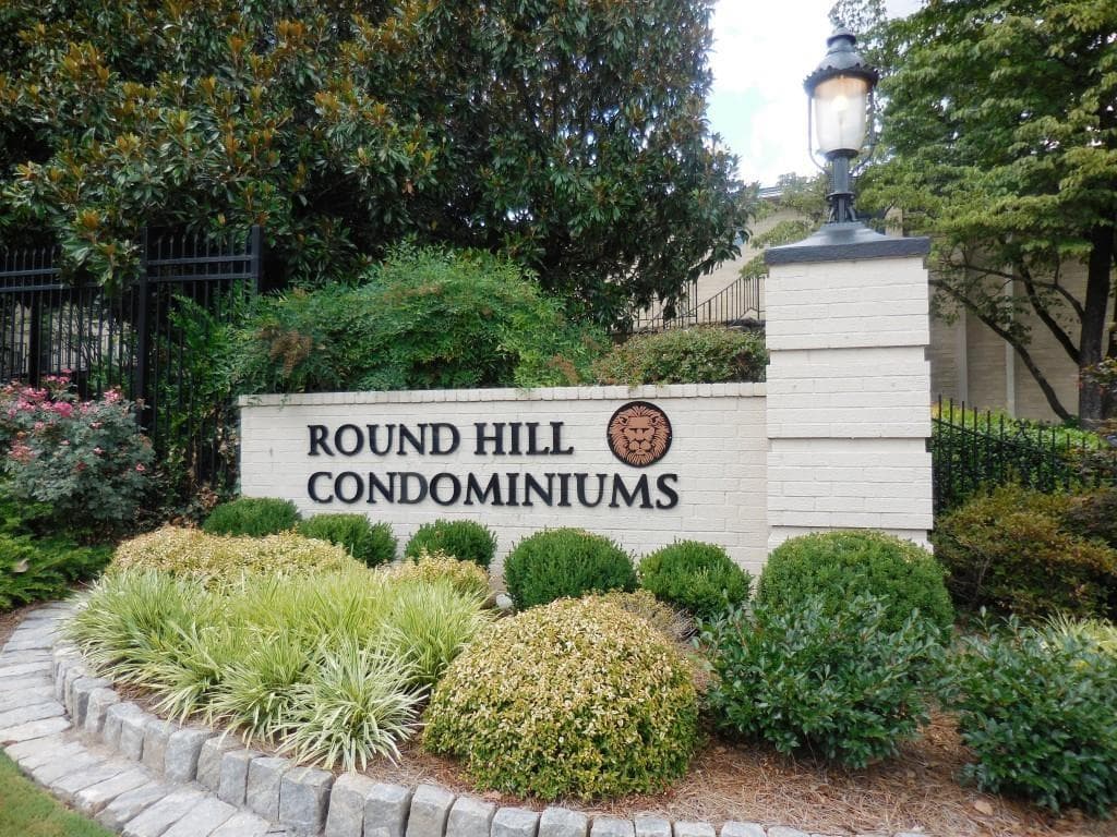 2 bedroom, 900 sq ft condominium sold at 5400 Roswell Road P2, Atlanta, GA 30342