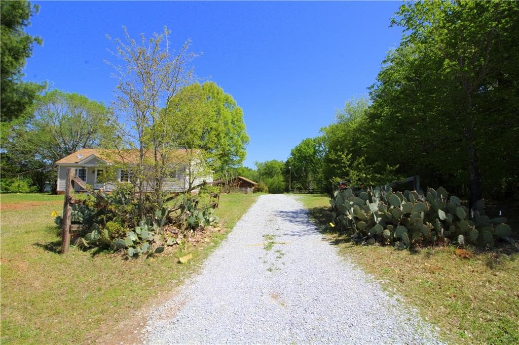 3 bedroom, 1,556 sq ft single family residence sold at 3141 Highway 72 Highway, Comer, GA 30629