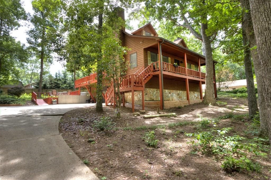 3 bedroom, 2,290 sq ft single family residence sold at 1261 Rolling Green Drive, Acworth, GA 30102