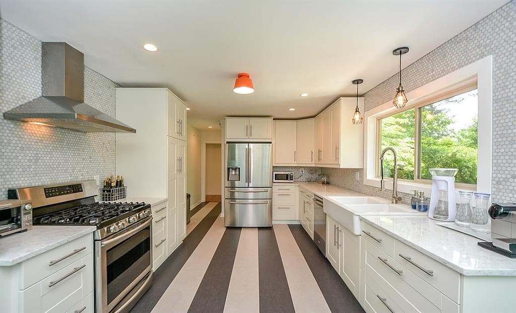 5 bedroom, 2,584 sq ft single family residence sold at 2945 Applewood Court, Atlanta, GA 30345