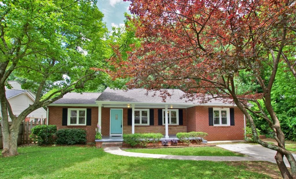 3 bedroom, 1,300 sq ft single family residence sold at 1222 Crestwood Drive, Atlanta, GA 30316