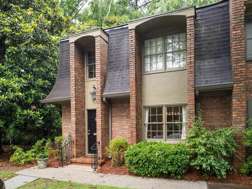 2 bedroom, 1,364 sq ft condominium sold at 70 Old Ivy Road 8, Atlanta, GA 30342