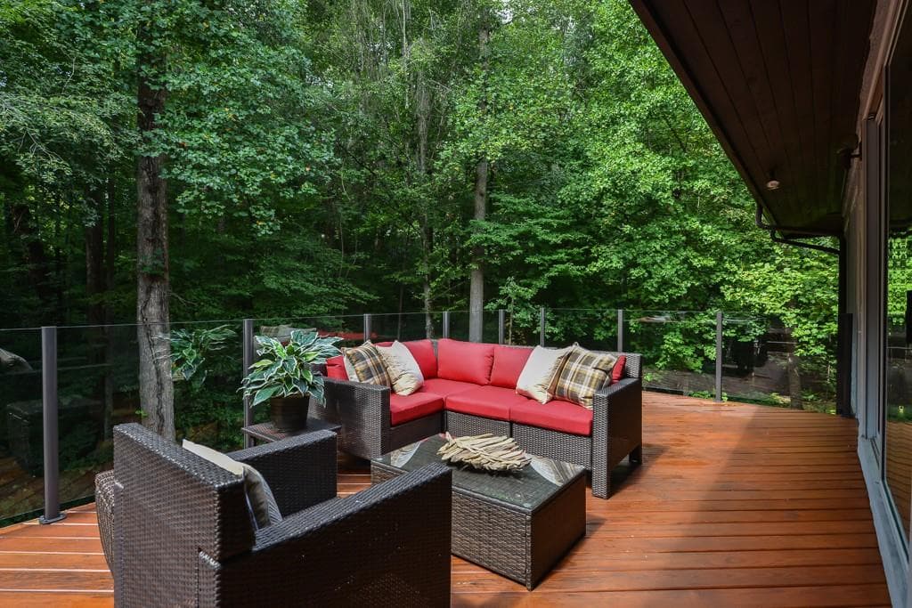 4 bedroom, 6,123 sq ft single family residence sold at 4380 Northside Chase, Atlanta, GA 30327