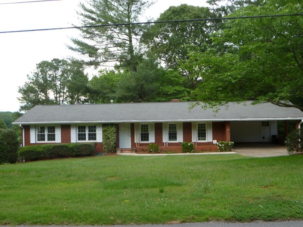 3 bedroom, 3,046 sq ft single family residence sold at 2238 Riverside Drive, Gainesville, GA 30501