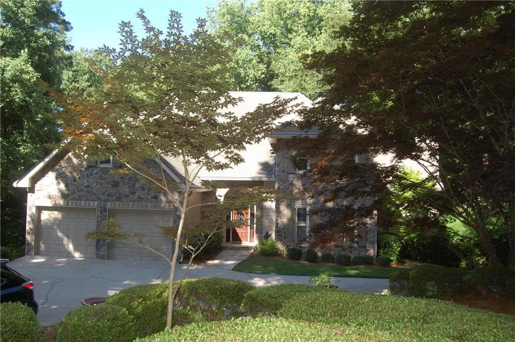 7275 Chattahoochee Bluff Drive, Sandy Springs, GA 30350 — most recent listing photo