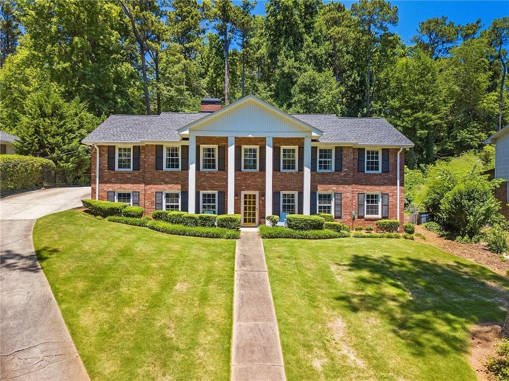 4 bedroom, 3,752 sq ft single family residence sold at 325 Lake Crest Drive, Roswell, GA 30075