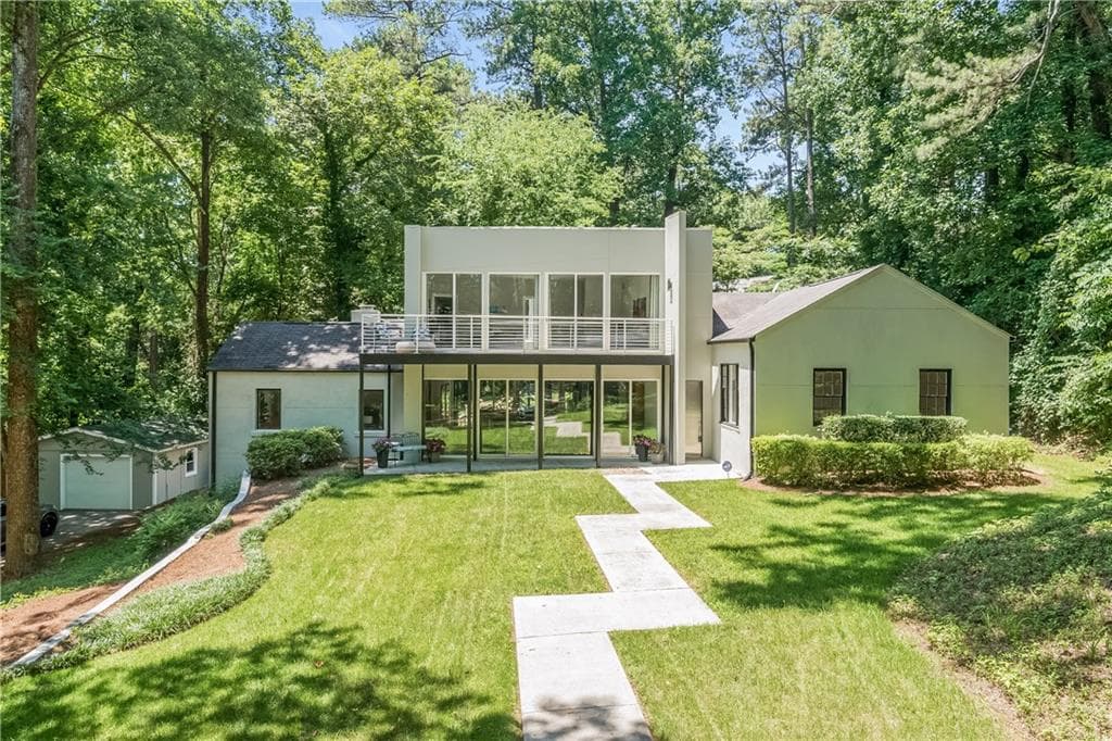 3 bedroom, 3,076 sq ft single family residence sold at 2886 W Roxboro Road, Atlanta, GA 30324