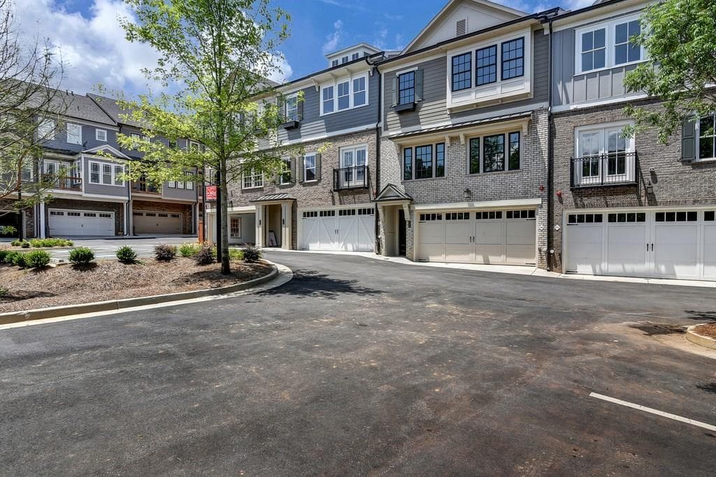 3 bedroom, 2,800 sq ft condominium sold at 145 Norcross Street 8, Roswell, GA 30075