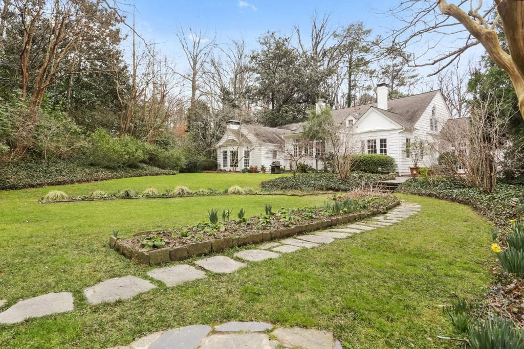 5 bedroom, 6,744 sq ft single family residence sold at 3777 Paces Ferry Road, Atlanta, GA 30327