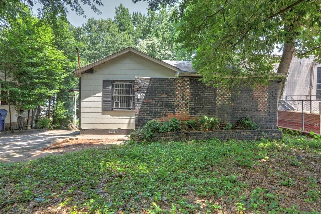 2 bedroom, 2,379 sq ft single family residence sold at 207 15th Street, Atlanta, GA 30318