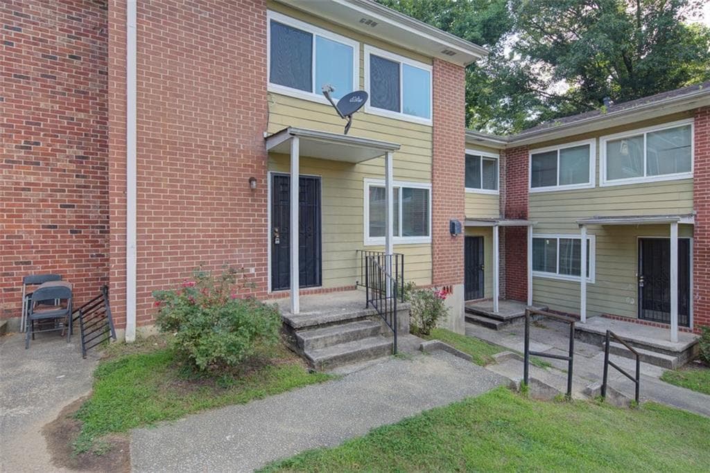 3 bedroom, 1,242 sq ft townhouse sold at 390 W Lake Avenue C6, Atlanta, GA 30318