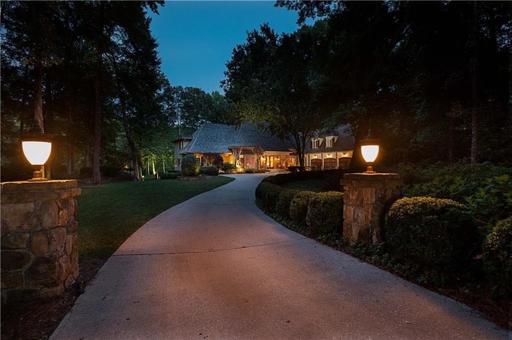4 bedroom, 6,689 sq ft single family residence sold at 425 Rivertrail Court, Atlanta, GA 30350