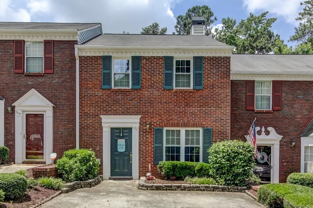2 bedroom, 1,400 sq ft townhouse sold at 715 Anderson Walk, Marietta, GA 30062