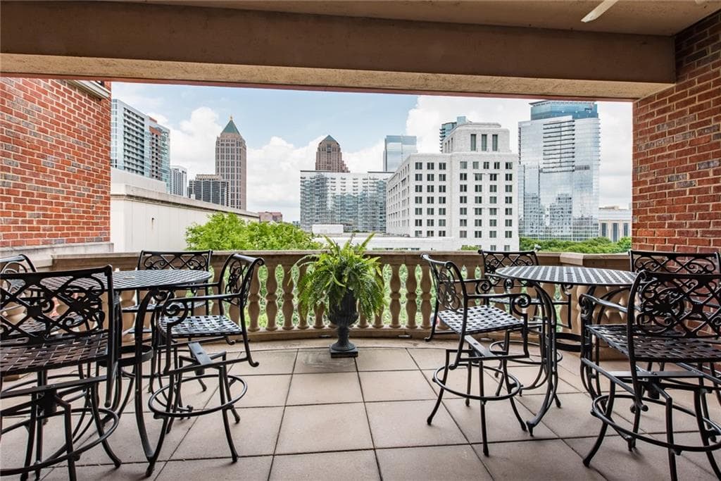 1 bedroom, 813 sq ft condominium sold at 77 Peachtree Place 403, Atlanta, GA 30309