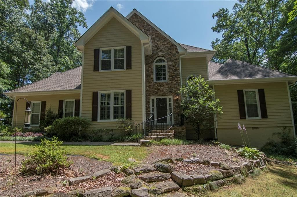 4 bedroom single family residence sold at 125 Red Oak Close, Alpharetta, GA 30004