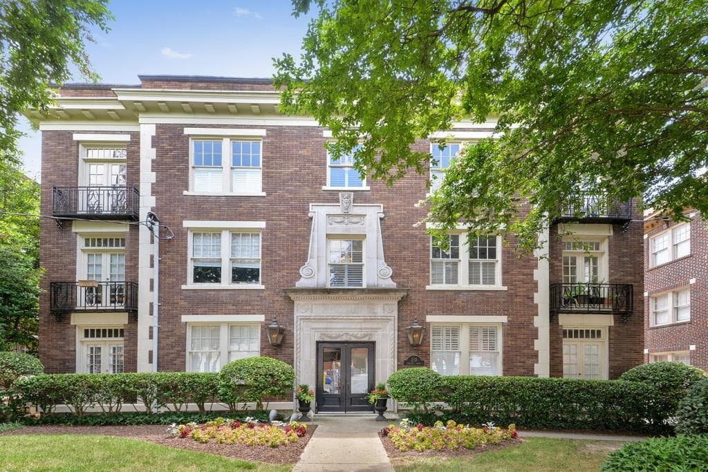 2 bedroom, 809 sq ft condominium sold at 20 Collier Road 12, Atlanta, GA 30309