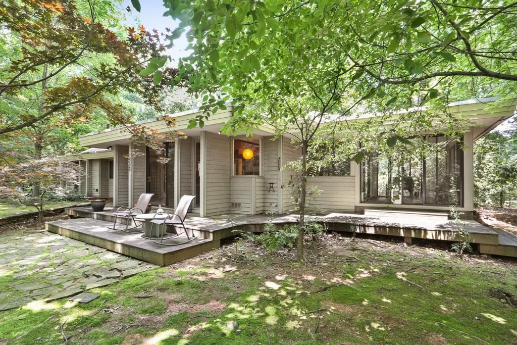 2 bedroom, 1,857 sq ft single family residence sold at 265 GLEN LAKE Drive, Atlanta, GA 30327