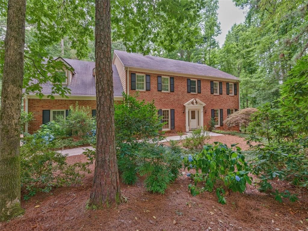 5 bedroom, 6,610 sq ft single family residence sold at 9335 Huntcliff Trace, Sandy Springs, GA 30350