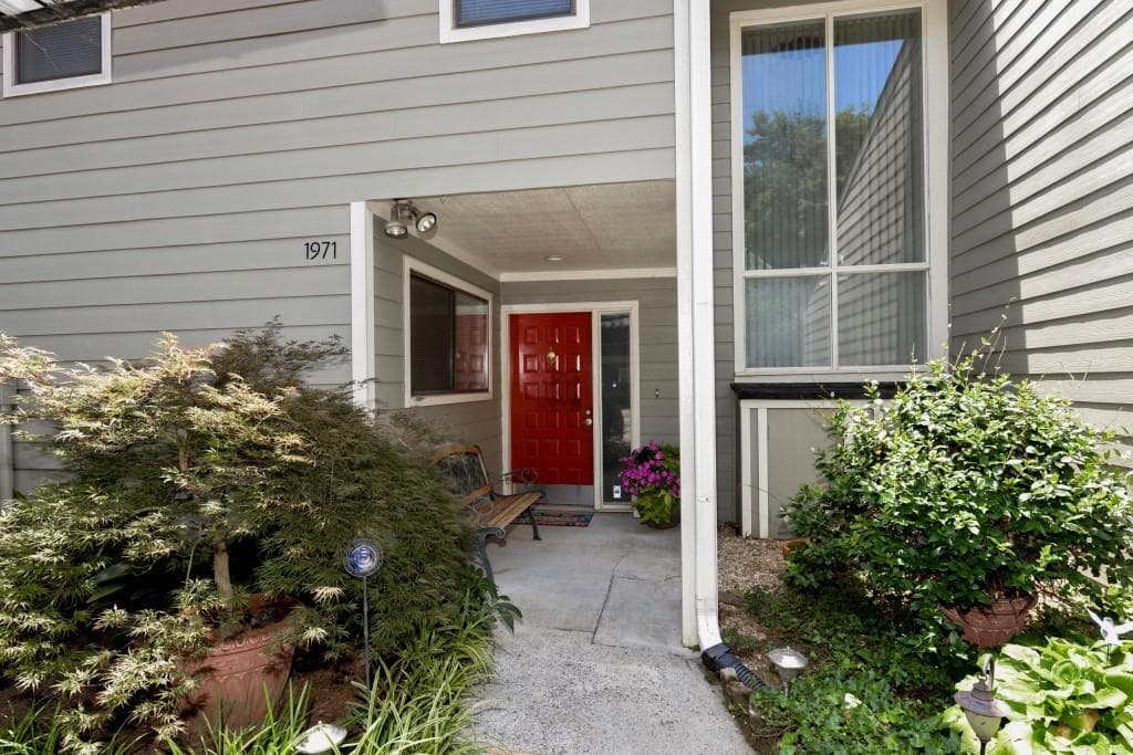 3 bedroom, 1,827 sq ft townhouse sold at 1971 Variations Drive, Atlanta, GA 30329