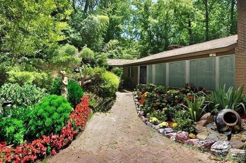 3 bedroom, 2,884 sq ft single family residence sold at 2888 Howell Mill Road, Atlanta, GA 30327