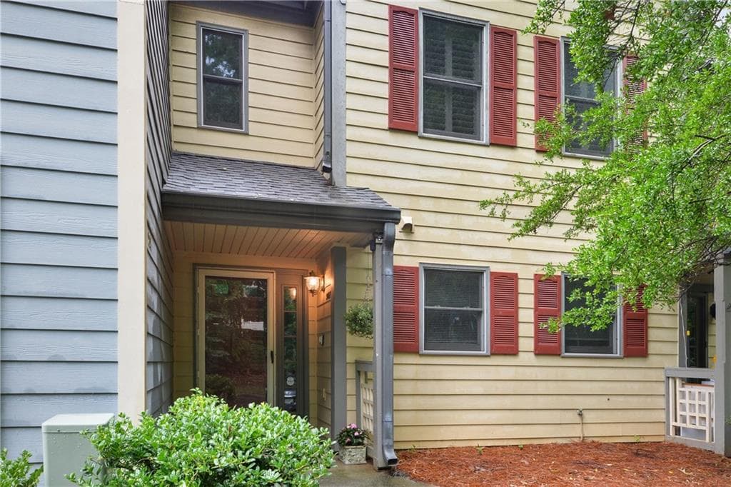 907 Hollyfax Circle 907, Sandy Springs, GA 30328 — most recent listing photo