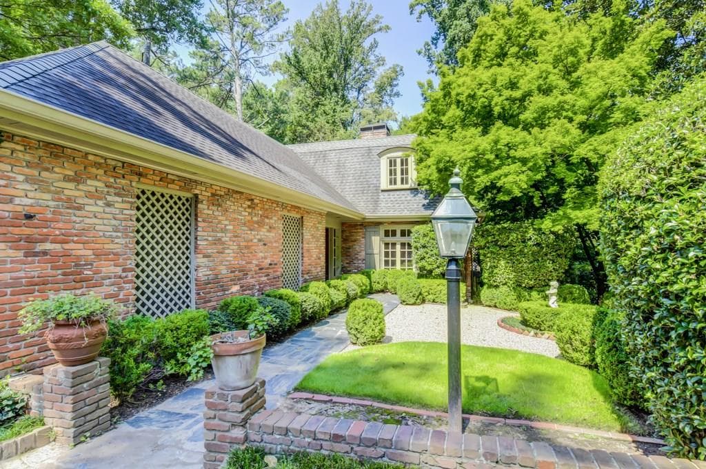 5 bedroom single family residence sold at 2550 Dellwood Drive, Atlanta, GA 30305