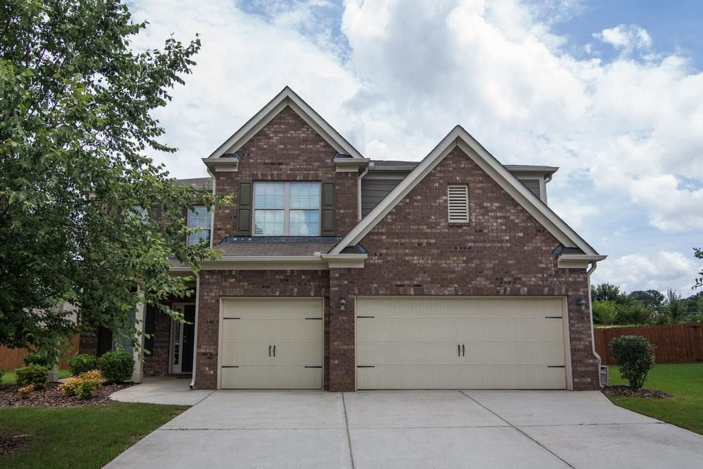 5 bedroom, 3,745 sq ft single family residence sold at 425 Meadow Forest Court, Alpharetta, GA 30004