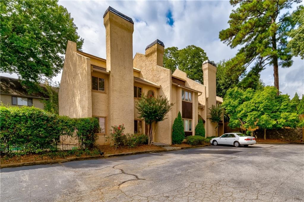 3 bedroom, 1,398 sq ft townhouse sold at 604 Roswell Landings Drive, Roswell, GA 30075