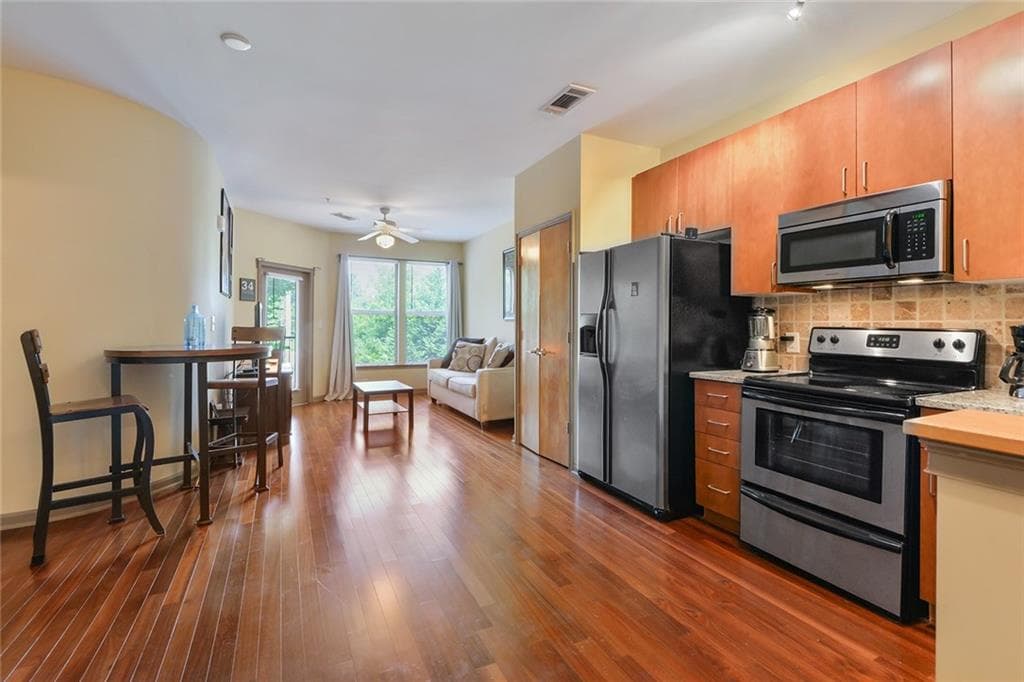 1 bedroom, 696 sq ft condominium sold at 898 Oak Street 3321, Atlanta, GA 30310